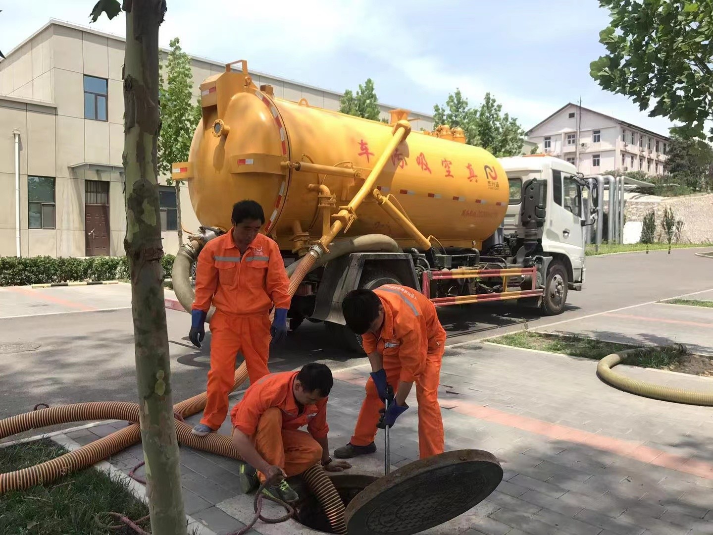 零陵管道疏通车停在窨井附近