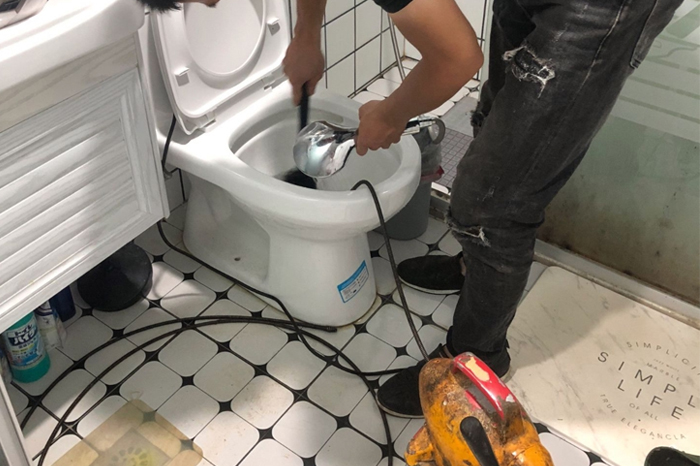 零陵马桶堵塞自己疏通还是找师傅？专业上门服务让你省时更省心